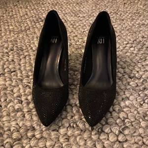 Svarta glittriga klackar  - Säljer dessa fina glittriga klackar från din sko i storlek 37 då de inte kommer till användning. Använt endast en gång💞 pris 200kr! 