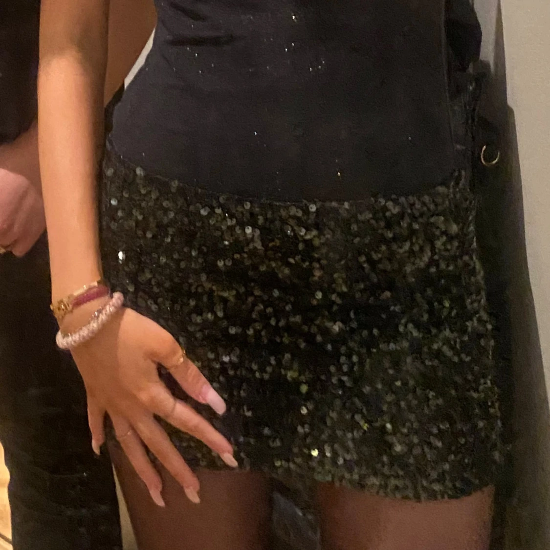Svart glittrig paljettkjol