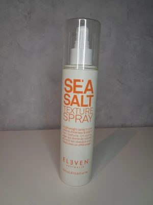 Eleven Australia Sea Salt Texture Spray (Ny) - Säljer denna oanvända sea salt texture spray från eleven australia  200 ml och är både vegansk och cruelty free. Spraya direkt på hårrötterna för volym, eller mellanlängderna för tjocklek och textur. Nypris på lyko 285kr 