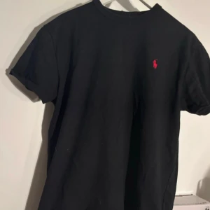 Svart t-shirt från Polo Ralph Lauren - En super fin Ralph lauren T-shirt som passar för alla olika typer av scenarion. Den har superbra kvalité utan några defekter till ett väldigt rimligt pris. Pris kan diskuteras