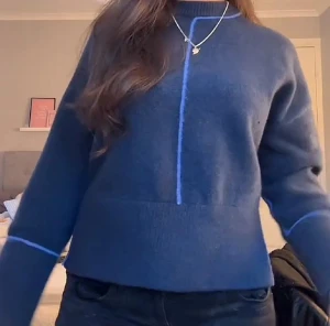 Mörkblå stickad tröja från Zara - Snygg mörkblå stickad tröja från Zara, en gammal modell som inte finns längre💖 Perfekt för dig som gillar stilrena detaljer och vill ha en mysig look. Säljer eftersom att jag köpte två st och är helt oanvänd! Pris kan diskuteras vid snabbköp.