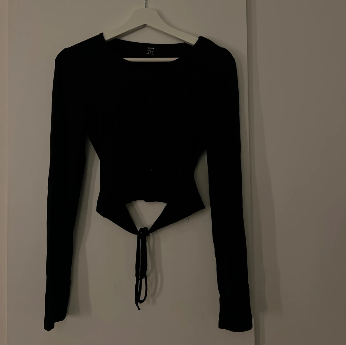 Svart långärmad topp med knytning - 1