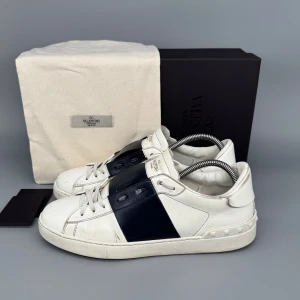 Valentino Open | 42.5 - Valentino Open sneakers | Okej skick | Original box, dustbag samt kort ingår | INGA BYTEN | Fraktar spårbart eller möts upp i Täby 