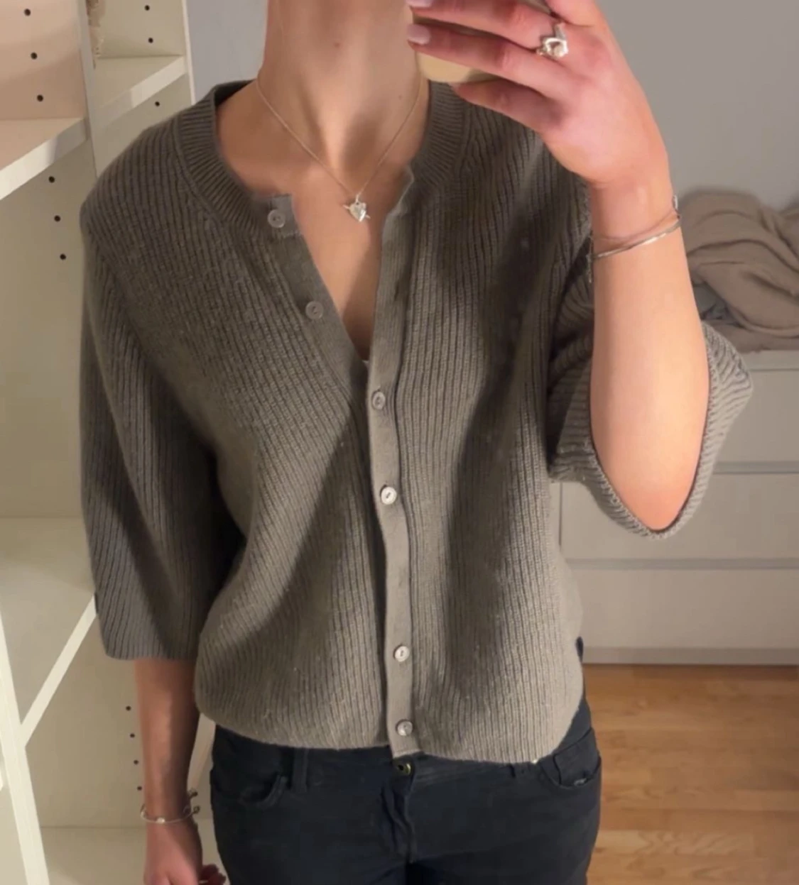Grå ribbad kofta med knappar - 2