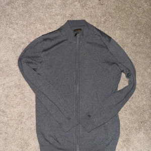 Stenströms Full Zip - Tja säljer denna riktigt snygga full zipen från Stenströms den har 2 deffekter vid bilderna (2hål) inget jag märker när jag använder den, annars helt fel fri. Storlek M passar S också jag själv är 183 och väger 60kg passar mig väldigt bra. Den är grå och väldigt snygg priset är intr hugget i sten går absolut o förhandla