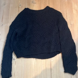 Svart stickad tröja från ONLY XS - Svart stickad tröja från ONLY i storlek XS. Tröjan har ett snyggt, strukturerat mönster med cirkelmönster och ribbade muddar vid ärmslut och nederkant. Långärmad och lite loose fit, perfekt för att hålla sig varm och ändå se chill ut.