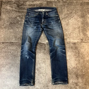 Dry Our Legacy Jeans - Stört Snygga our legacy first cut i 30/32, små ställen där tyget har börjat töjas ut och ett litet slitage strax under gylfen som inte är något som tänks på🫡