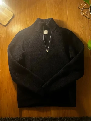 Samsoe samsoe quarter zip  - Säljer en skitsnygg quarter zip från Samsoe Samsoe i storlek S, extremt bra skick, skriv vid funderingar eller frågor 
