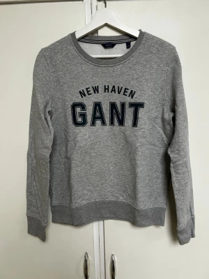 Grå sweatshirt från GANT - Grå sweatshirt från Gant i storlek S. 