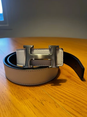 H3rmes Bälte Vit - Helt nytt, kan användas som vit eller svart, får med armband samt hålpinne också