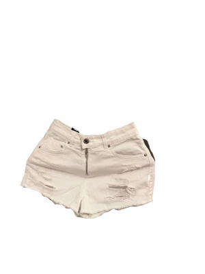 Vita slitna jeansshorts - Säljer ett par vita jeansshorts med slitna detaljer och rå kant. 