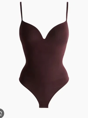 Hm body vinröd - Snygg mörk vinröd body, använd en gång, men det är inget för mig riktigt! 