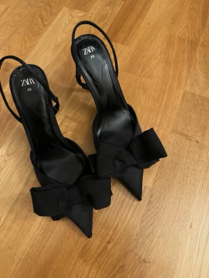 Svarta klackar med rosett från Zara - Lite slitna i hälen men fina i klacken 