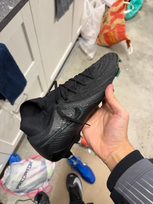 Nya elite skor till salu - Hej, säljer mina skor storlek 44 helt nya och är elites!