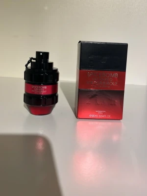 Spicebomb Infrared EdP 90ml - Spicebomb Infrared från Viktor & Rolf är en Eau de Parfum på 90 ml. Flaskan har en unik design och parfymen är tillverkad i Frankrike. Perfekt för dig som vill sticka ut med en modern och kraftfull doft. Har sprutat med den typ 3 gånger 
