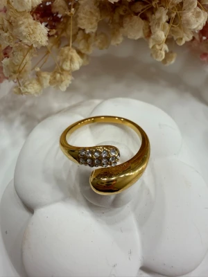 Justerbar ring  - Elegant ring i rostfritt stål, pläterad med 18K guld och dekorerad med gnistrande zirkonstenar. Den justerbara designen ger en bekväm passform.  Ringen passar perfekt för både vardag och fest. ✨