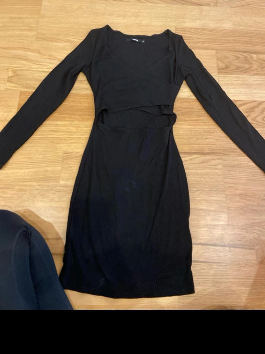 Svart ribbad cut out klänning Bik Bok