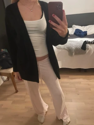 Svart kofta  - Svart halv lång kofta 