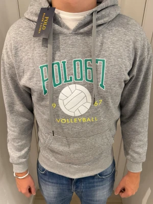 Ralph lauren hoodie  - Sprillans ny hoodie! Nyskick,Storlek M! Tags sitter på! Vid minsta fundering kontakta oss✔️