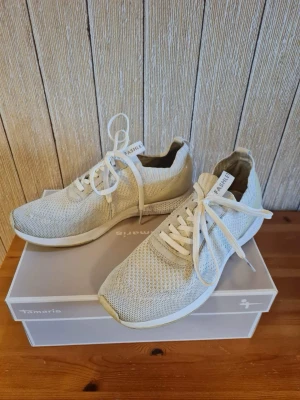 Vita sneakers från Tamaris strl 39 - Snygga vita sneakers från Tamaris i storlek 39 med stickad ovandel i syntet och klassisk snörning.