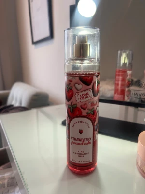Bath & body wotks Strawberry Pound Cake Mist  - En parfym mist från bath and body work.  söt och fräsch body mist med doftnoter av färska jordgubbar, shortcake och vispad grädde. Ca 90% kvar i flaskan. Köpt i USA finns inte i Sverige 🇺🇸🍓🍰
