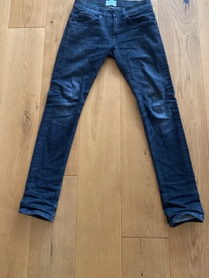 Svarta slim fit  jeans från Dondup - Säljer ett par Svarta slim fit jeans från Dondup, modell DZERO. Helt nytt skick. Pris kan diskuteras 