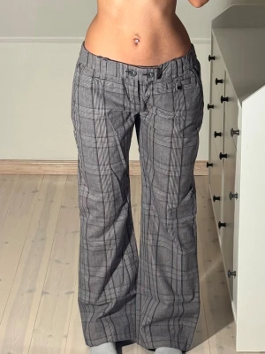 Low rutiga esprit kostymbyxor  - Super snygga men för stora på mig. Midjemått: 40. Innerbenslängd: 74cm. (Storlek 42, enligt lapp.) Skulle kunna passa även 38. Kolla in min profil, följ för fler plagg🙌