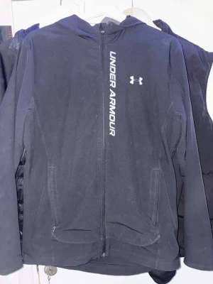 Under armour windjacka - Svart under armour wind jacka med trasig dragkedja men den fungerar
