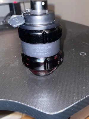 Spicebomb Infrared EdT - Spicebomb Infrared från Viktor & Rolf.Perfekt för dig som vill ha en parfym med attityd och modern känsla. Säljs med originaldetaljer som säkerhetssprint.(nästan helt full). (Ingen box)