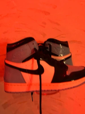 Nike Air Jordan 1 UNC Patent High - Säljer ett par Nike Air Jordan 1 UNC Patent High med blank finish. Går knappt få tag i har letat i år aldrig andvänt dem bara testat annars står dem bara som prydnad aldrig vågat gå med dem ute kom med eget pris förslag högst vinner 