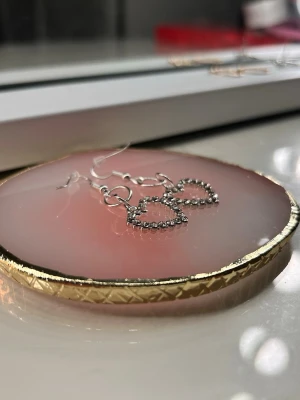 Hjärtats kärlek och löften - Hjärtats kärlek och löfte är en stark kraft som håller oss samman och starkare. Kommer alltid att finnas hos oss, samma som skönheten när man bär dessa örhängen✨💎