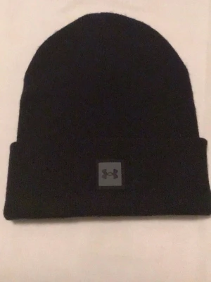 Svart mössa  - Svart mössa från Under Armaur , ej använt.