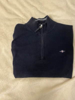 Mörkblå half zip tröja från GANT - Rensar garderoben En mörkblå halvzip från sail racing Lite solblekt annars inga skavanker Storlek 158-164cm Tveka inte att höra av er om ni har funderingar eller vill ha mer bilder