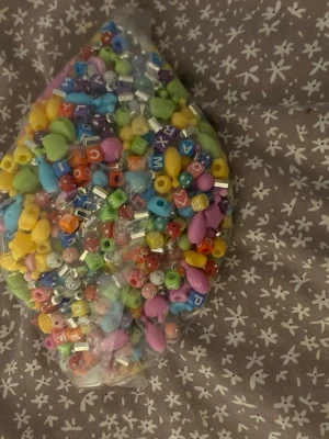 Pärlor - Pärlor i olika färger och former.