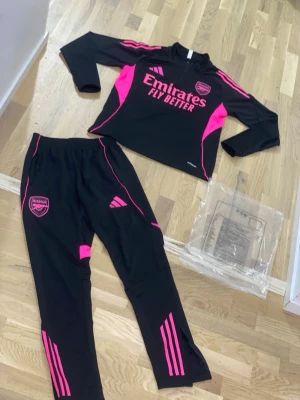 ARSENAL TRACKSUIT - jätte fin arsenal tracksuit i nytt skick i storlek S.    !!!FRAKTAR EJJ MÖTS UPP I MALMÖ ENDAST!!