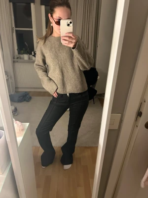 Skinnbyxor Nelly  - Super snygga svarta skinn byxor från Nelly, helt nya med prislapp, endast provade. Dem är i strl 38 men passar mig med strl 34. Se på bilderna. 