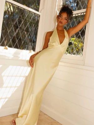 Gul balklänning - Supersnygg populär klänning i satin. Storlek xxs men passade mig som xs/s och 160cm. Justerbar med band i nacken och ryggen, användts 1 gång.