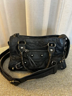Svart mini city bag  - Säljer denna supersnygga väska 🖤Jag har använt den men den är fortfarande i bra skick! Axelband medföljer:)