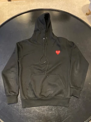 Comme des Garcon hoddie - Säljer en riktigt fet hoddie i mycket bra sick. . Skriv gärna vid funderingar. Pris kan diskuteras vid snabb affär 🤝🔥✅
