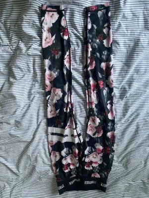 Strongertights - Lite slitna på knäna då de är använda, annars i fina skick.😊