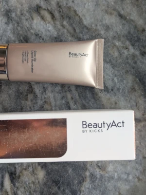 BeautyAct Glow-Up Liquid Illuminator Pearl - Glow-Up Liquid Illuminator i nyansen Pearl från BeautyAct by Kicks. En flytande highlighter som ger en snygg glow och lätt finish. Kan användas ensam eller blandas med andra produkter. Dermatologiskt testad, vegansk och parfymfri. Nypris 179 aldrig använd
