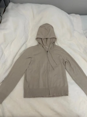 Lager 157 tunn ”hoodie” tröja med luva - En tunnare ”hoodie” med luva från lager 157 i XS, använder inte så säljer därför. Super lent material! (Allting tvättas innan leverans)