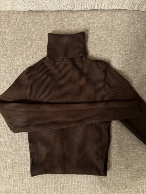 Tröja med polokrage - Storlek S från NewYorker, brun färg