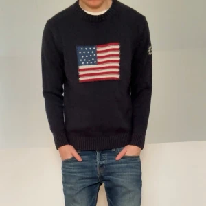 Mörkblå Gant USA tröja - Säljer en sjukt fet mörkblå tröja från Gant men USA flagga på framsidan. Tröjan är i strl M och även passar M. Tröjan är även i bra skick och hör gärna av er vid frågor elr funderingar!!       