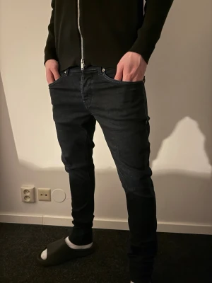 Dondup George jeans - Ett par Riktigt snygga Dondup George jeans i mörkblå färg. Byxorna är i näst intill nytt skick!🙌  Modell: George!  Size: W32.  Modell runt 179cm, 70kg. 🔹 Hör av dig vid frågor eller funderingar🙌