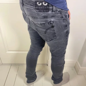 Dondup jeans George skinny fit - Dondup jeans george skinny fit, inga direkta defekter. Väldigt fint skick, modellen är 180 cm 75 kg och bär storlek W33. Mått A: 40 cm B: 100 cm och väldigt stretchy. 