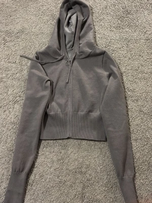 Koftor  - Inte använd, helt ny därmed inga hål passar  för både S och Xs. Koftan är kroppar så den är typ till naveln 