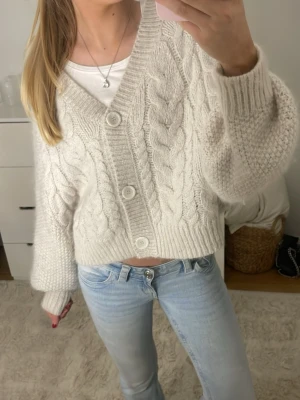 Stickad kofta med stora knappar - Säljer denna supermysiga stickade koftan pågrund av att jag tyvärr inte får någon användning för den. Passar helt perfekt nu under vintern💓💓den är i fint skick, endast använd fåtalet gånger💋