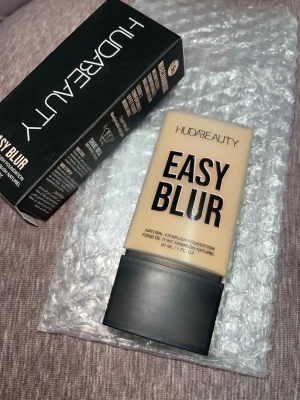 Huda Beauty Easy Blur Foundation - Foundation från Huda Beauty i nyansen Crème Brûlée, 30 ml. Helt nytt oanvänd eller öppnat.