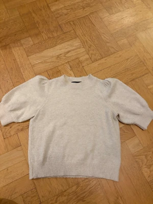 Stickad tröja - Fin stickad t shirt med puff armar ifrån Vero Moda. 